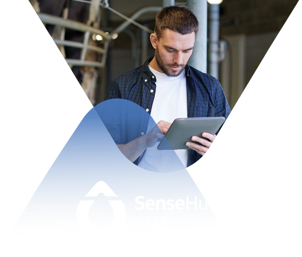 Un homme tenant une tablette avec le logo SenseHub Dairy